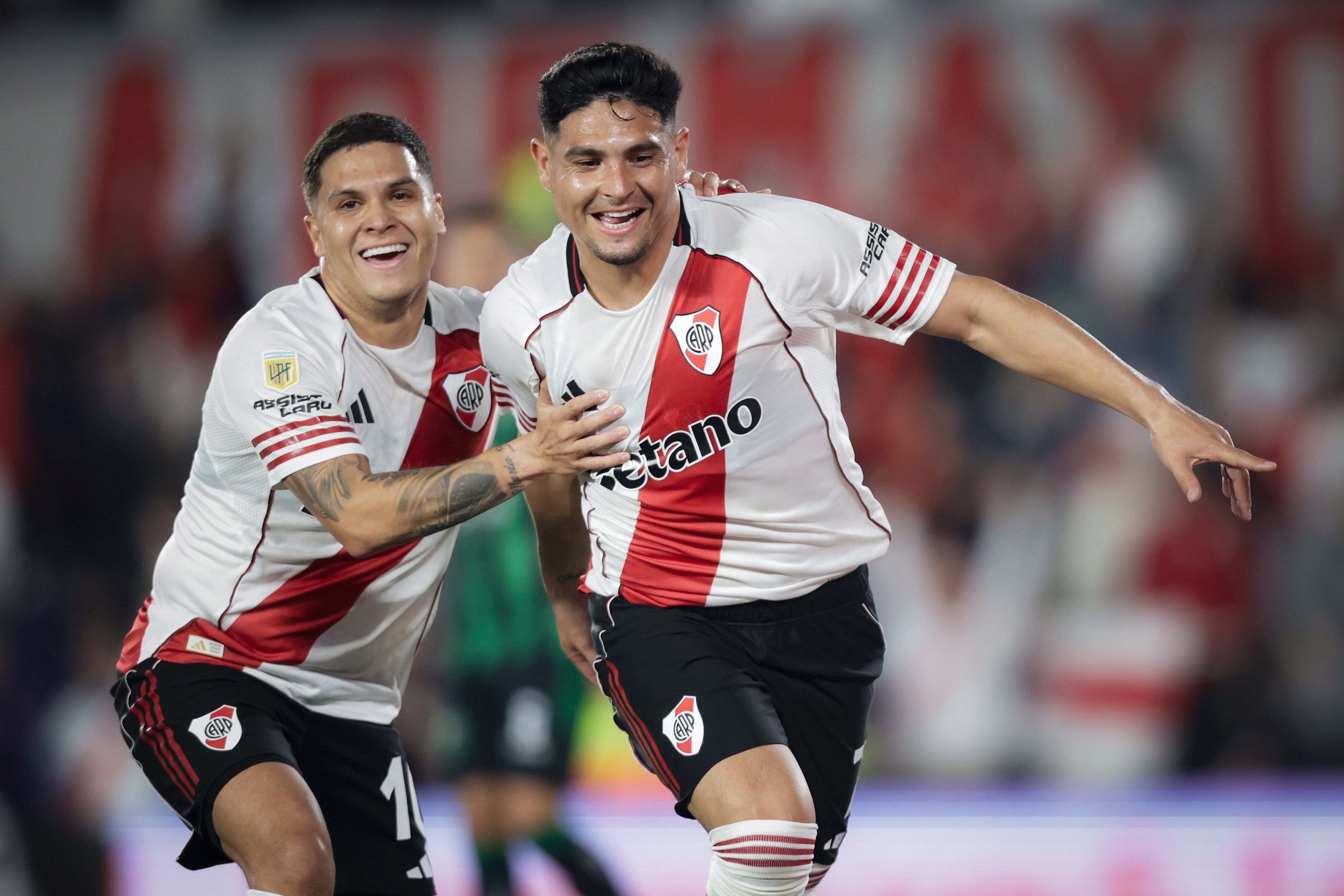 Salas corre para festejar su gol acompañado por Quintero