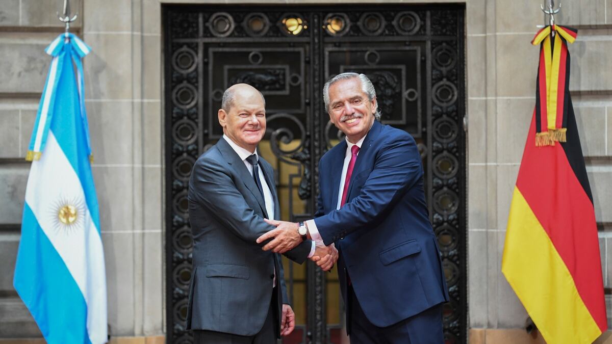 El jefe de Estado argentino, Alberto Fernández, junto al canciller alemán Olaf Scholz.