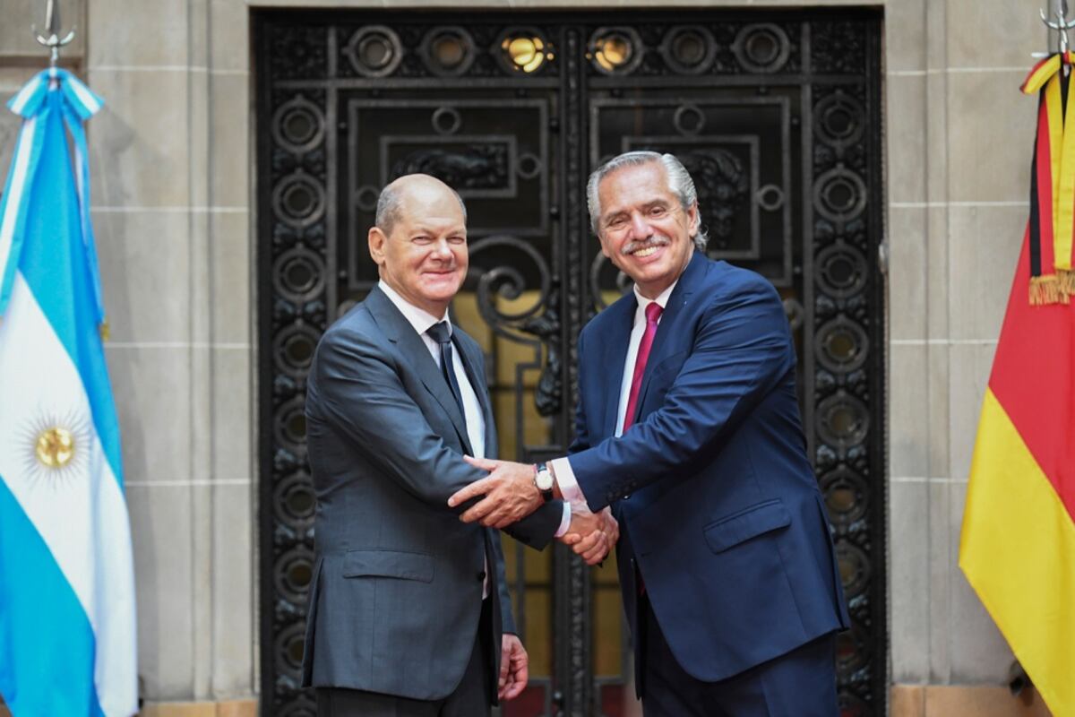 El jefe de Estado argentino, Alberto Fernández, junto al canciller alemán Olaf Scholz.