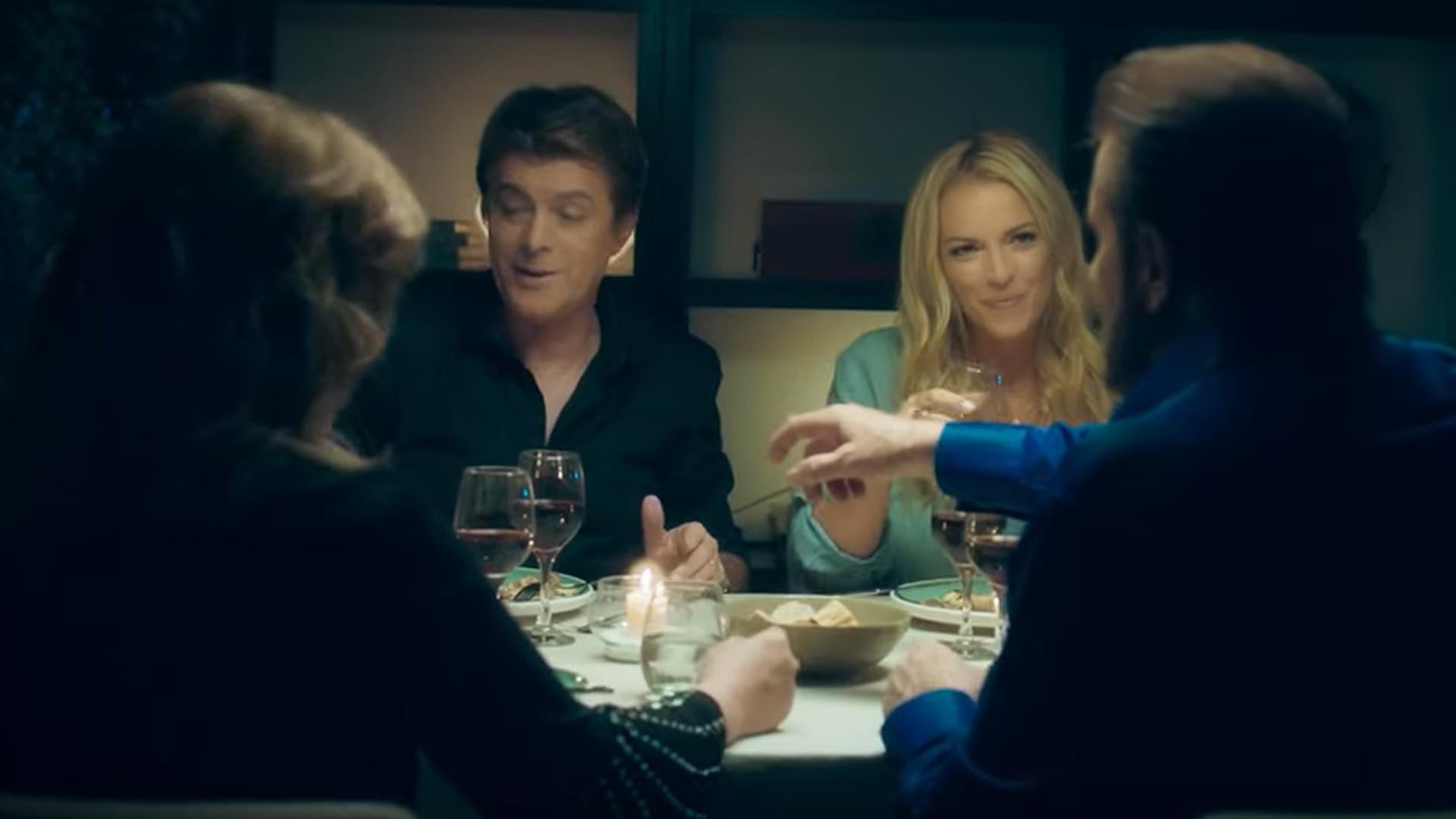 Escena de los 4 amigos en plena cena antes de que estalle la bomba gay