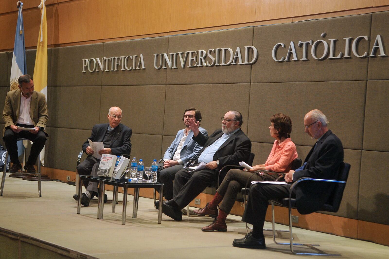 El panel de los autores de "La verdad los hará libres". 