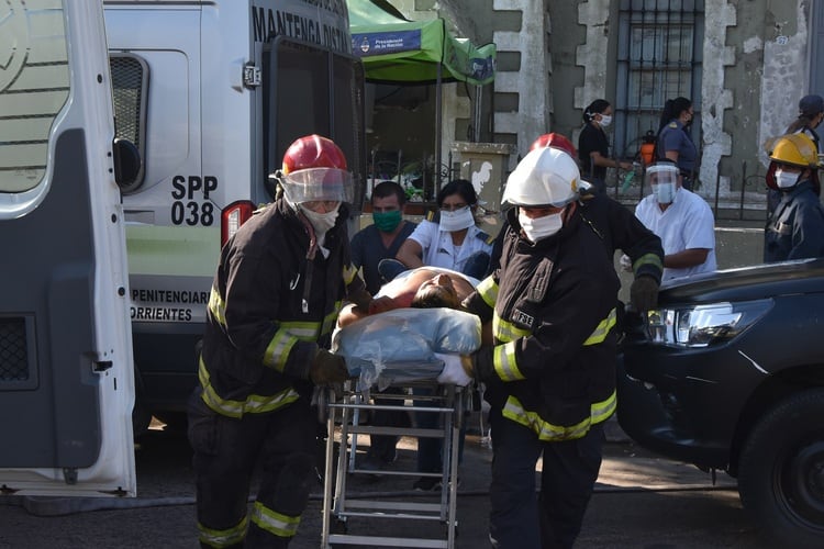 Uno de los heridos es sacado de la cárcel tras el motín.