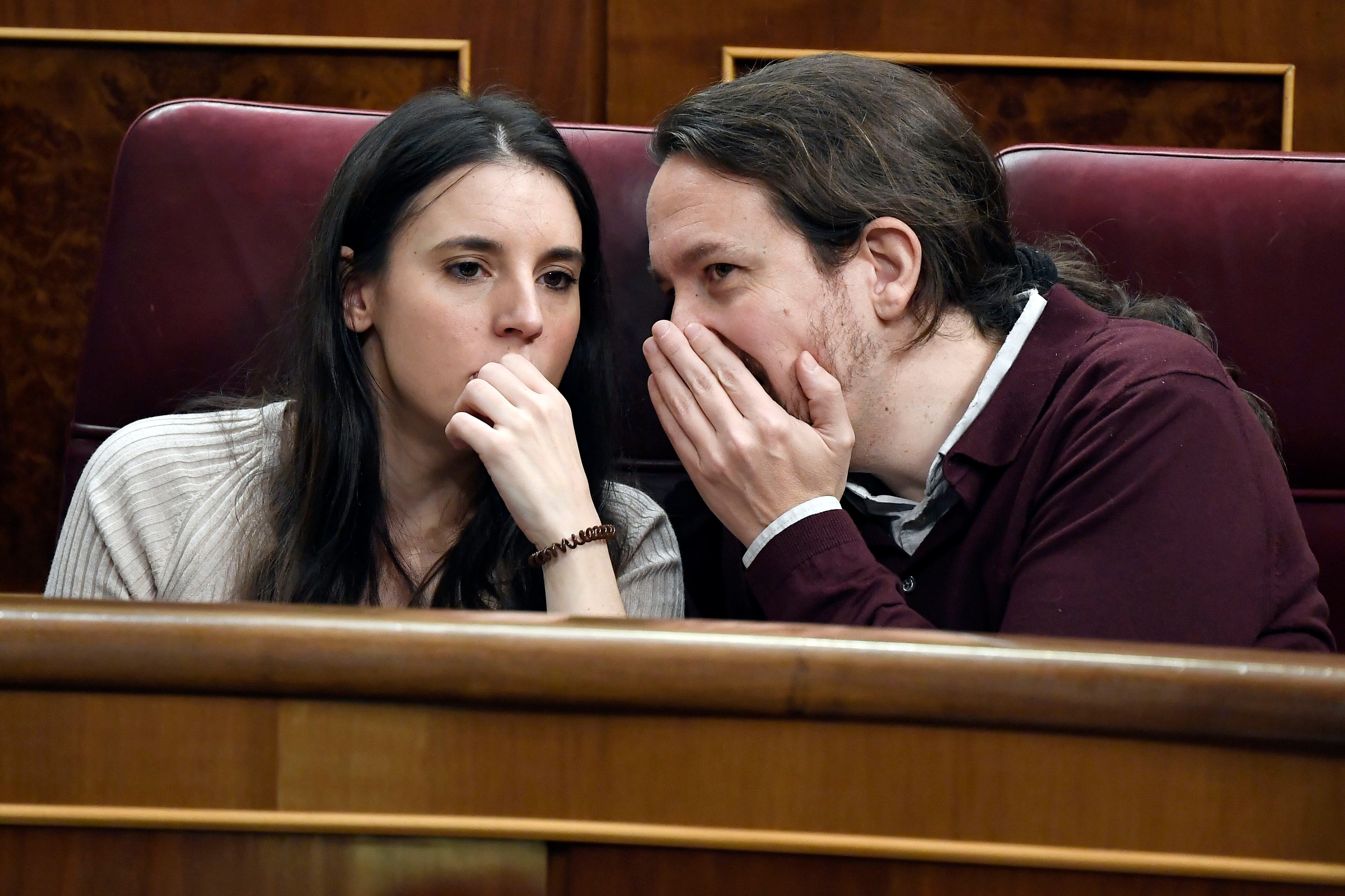 Irene Montero y Pablo Iglesias hablan en el parlamento en diciembre pasado