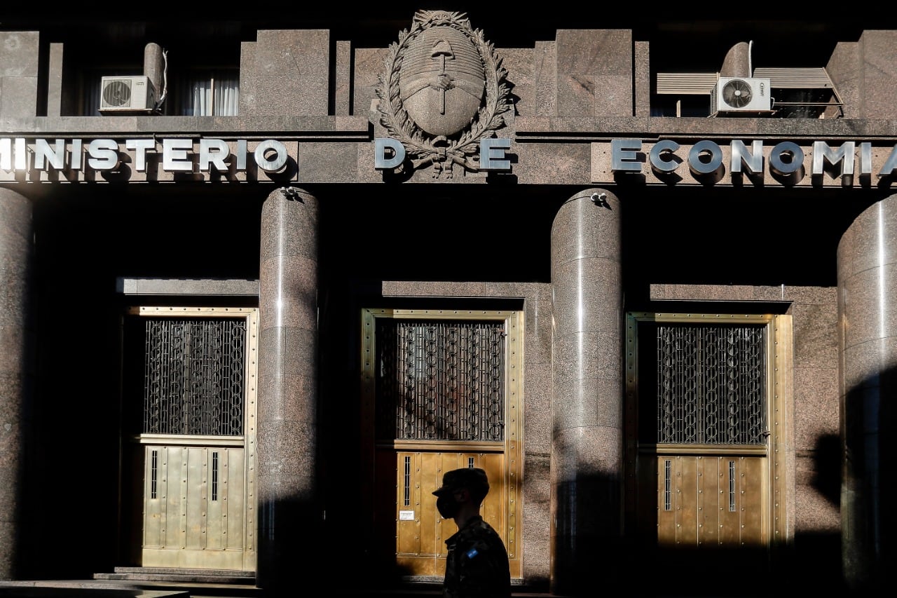 El Ministerio de Economía acomodó las partidas para cumplir con el FMI.