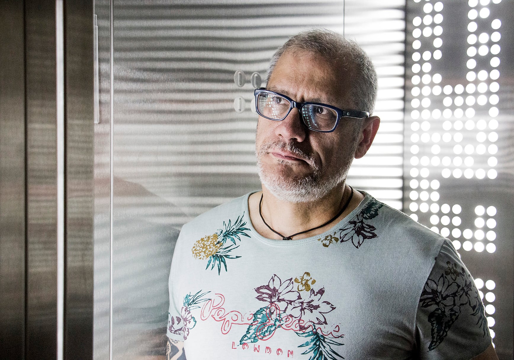 Cortázar está casado con un chileno y recorrió la noche de Santiago para sacar inspiración y datos para su novela. 