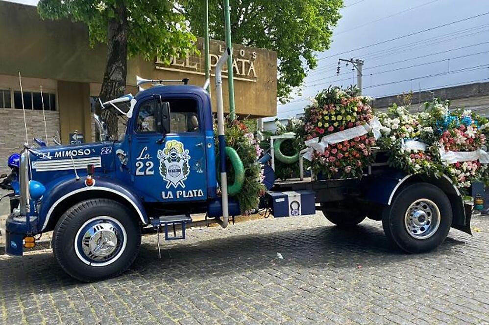 El cortejo fúnebre pasó por la cancha de Gimnasia antes de la despedida final