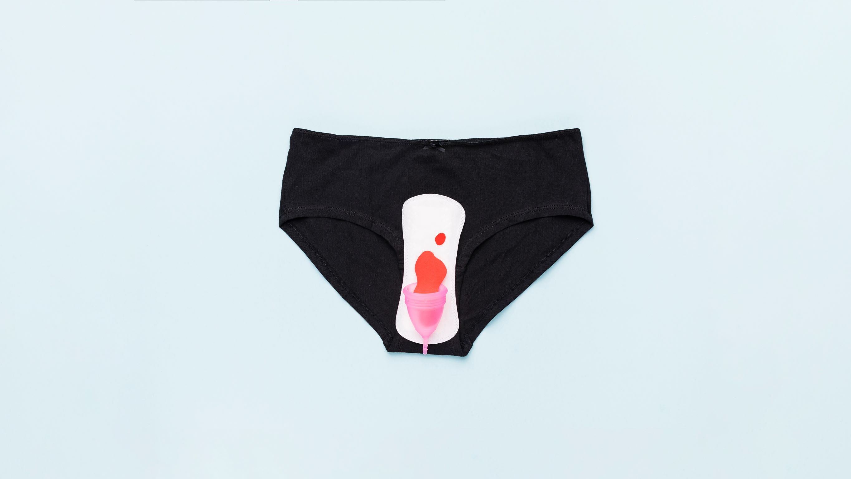 Una bombacha, una toallita y la copa menstrual cuyo uso, a pesar de todas sus ventajas, toavía cuesta instalar.