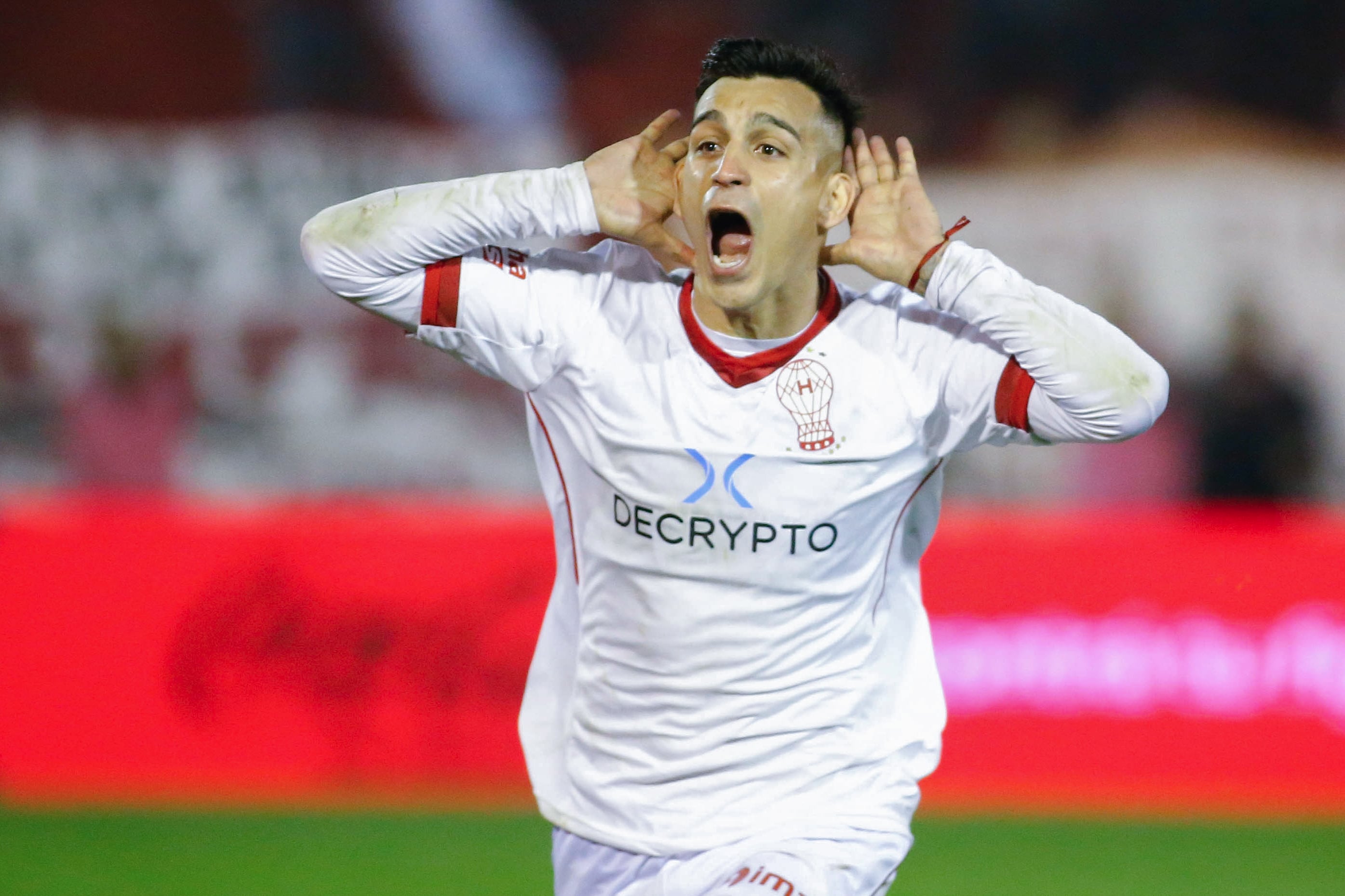 Cristaldo festeja el primero de los penales que le dieron la victoria al Globo