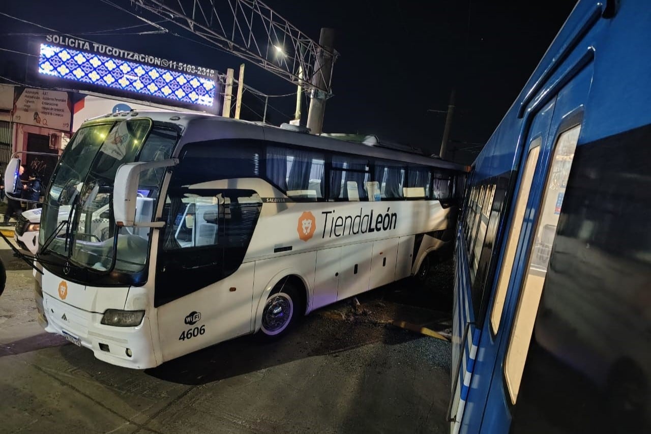 Accidente en las vías del tren Roca en Ezeiza: una formación embistió a un micro