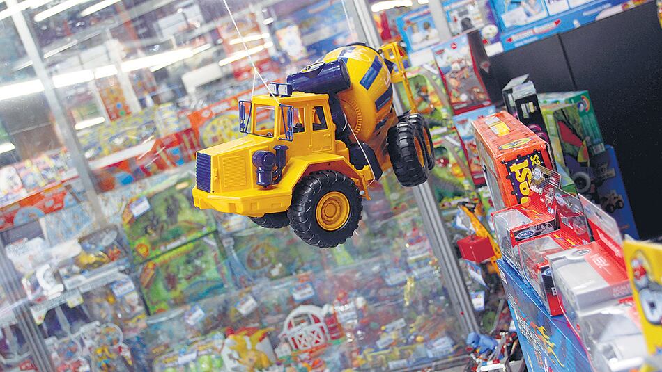 Las fábricas de juguetes abren dos o tres días a la semana para reducir costos fijos.