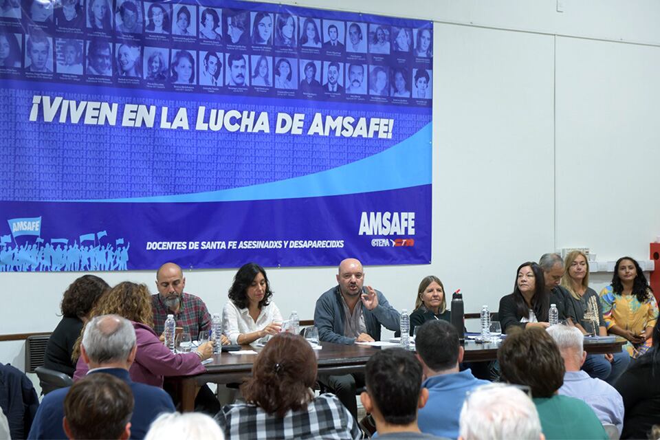 La docencia oficial votó dividida: 16.510 por aceptar y 14.497 por rechazar.