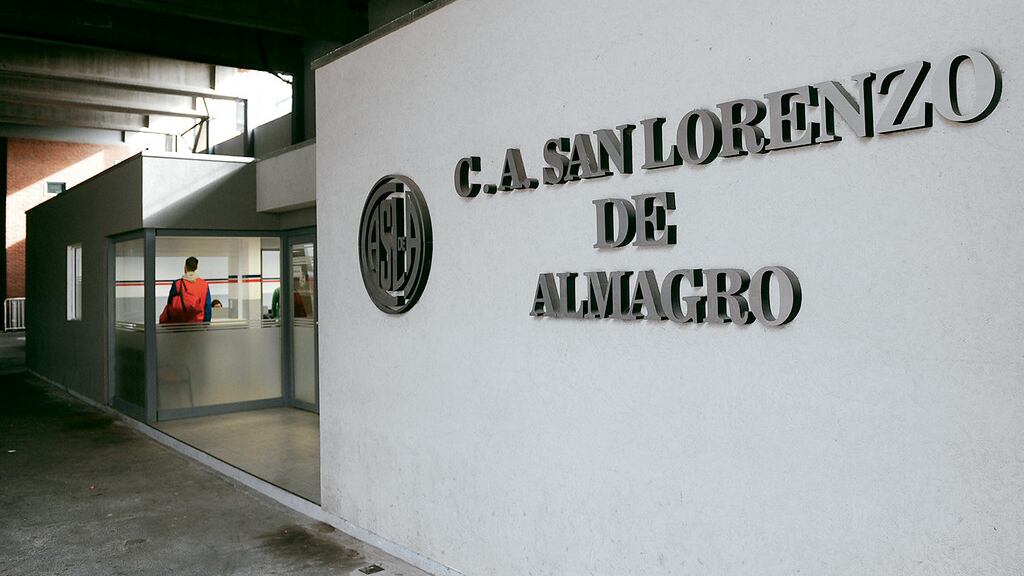 La entrada del club del Bajo Flores.