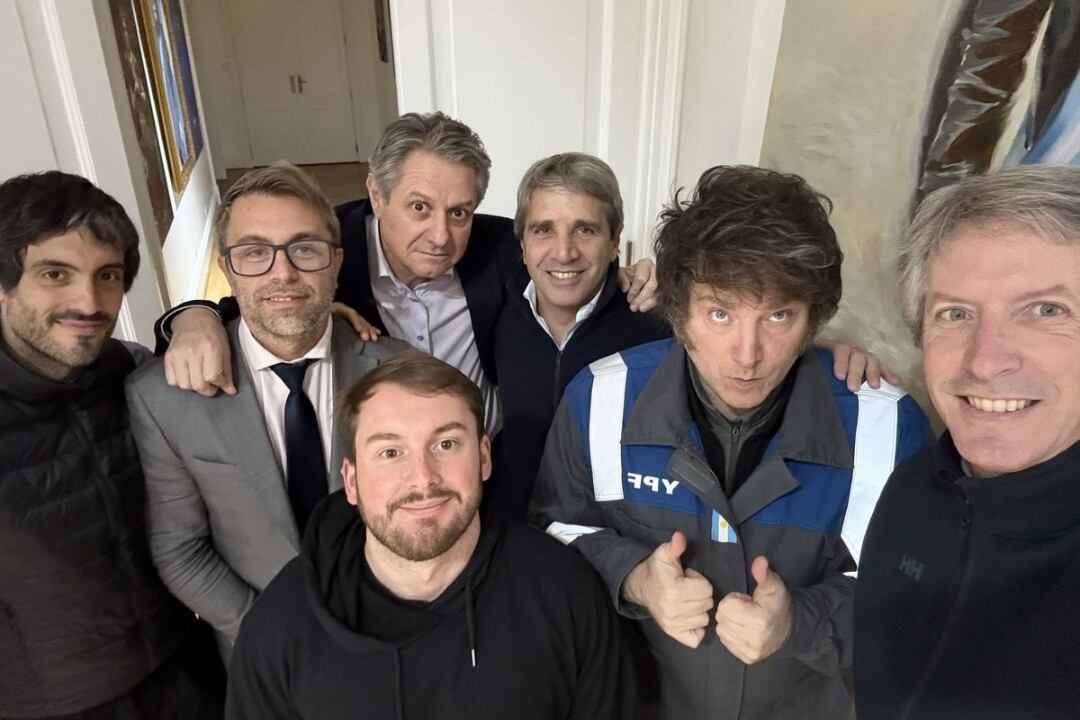 Javier Milei festejó la única buena noticia del día para su gestión con una foto de su equipo económico en redes sociales.