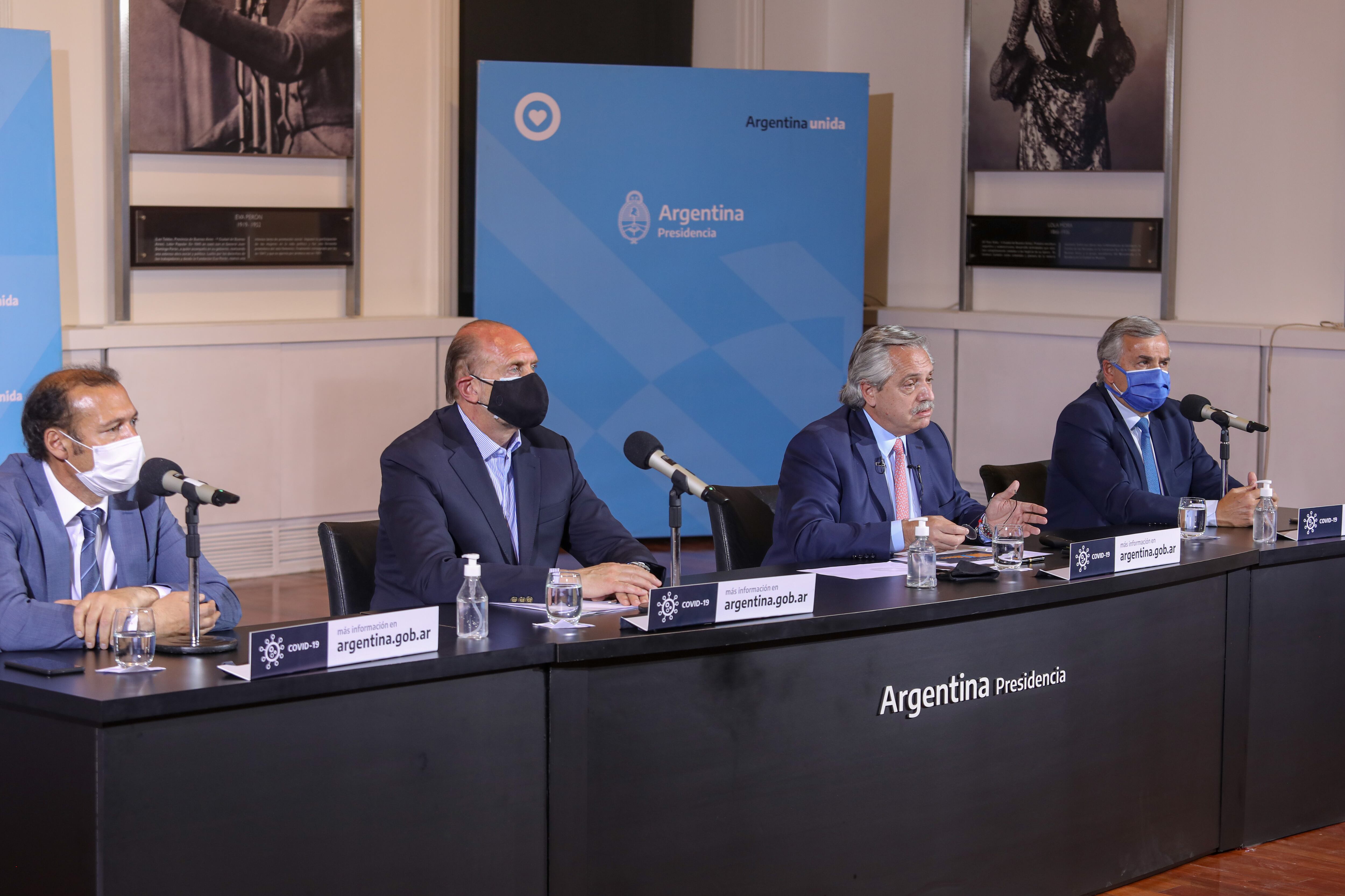 Alberto Fernández en el Salón de las Mujeres junto a los gobernadores Gutiérrez, Perotti y Morales.