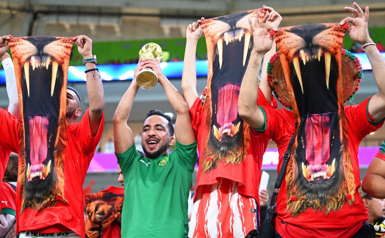 Los marroquíes le ponen mucho color y clima a los partidos de su país