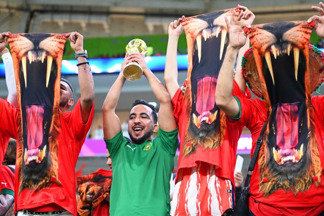 Los marroquíes le ponen mucho color y clima a los partidos de su país