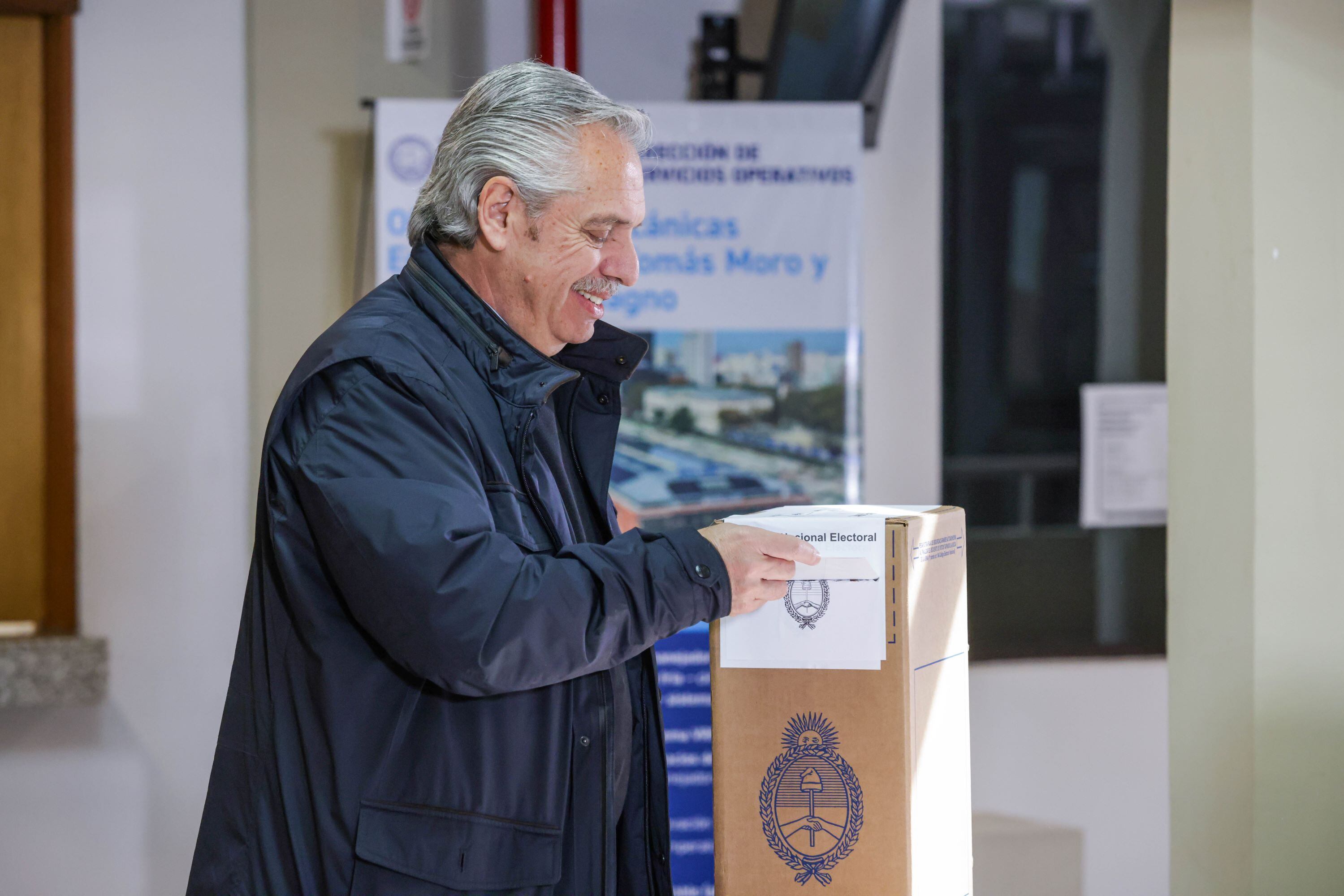 Fernández, al momento de depositar su voto en la UCA. Imagen: Presidencia.