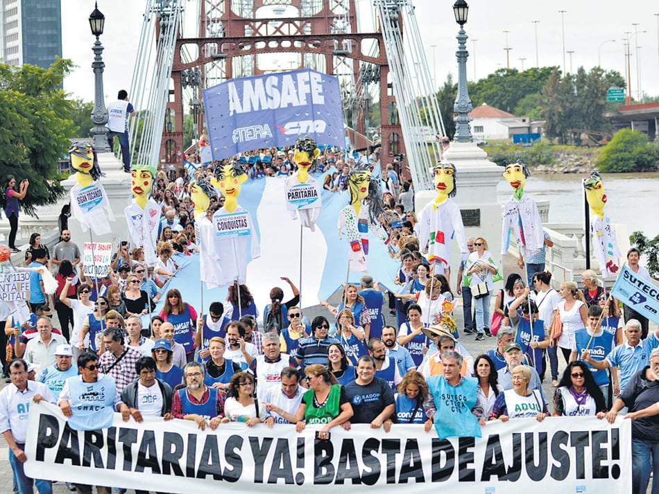 Los docentes que marchan desde el nordeste colmaron a su paso el puente Colgante de Santa Fe.