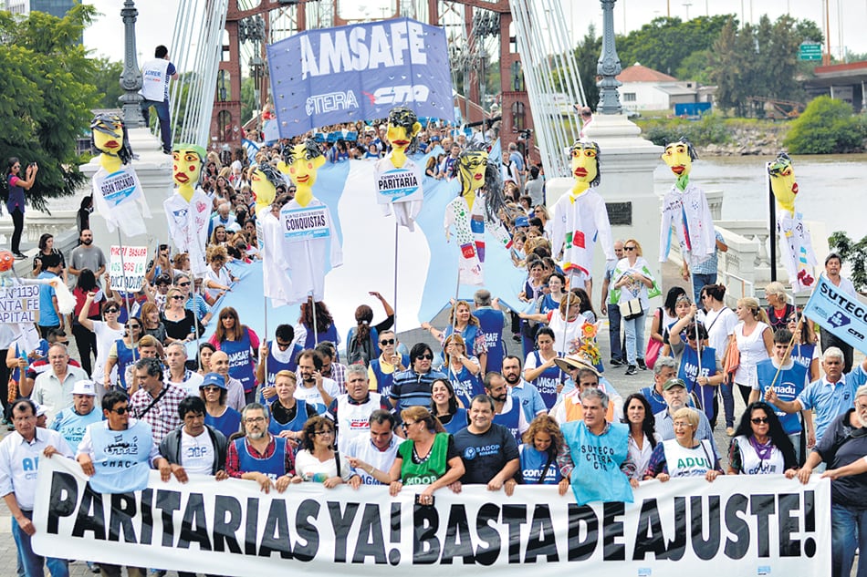 Los docentes que marchan desde el nordeste colmaron a su paso el puente Colgante de Santa Fe.