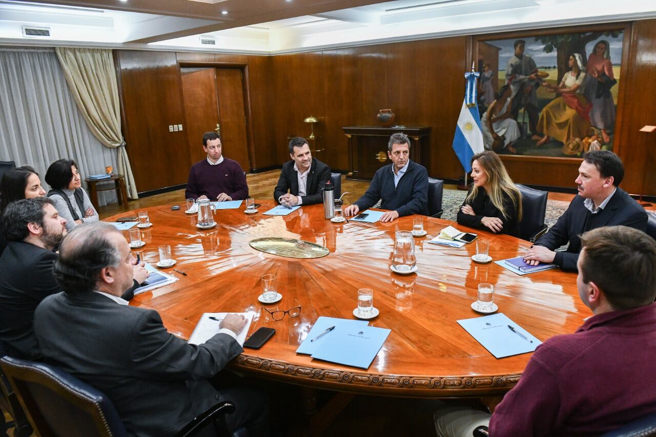 Massa encabezó el encuentro entre los funcionarios salientes y entrantes del área. 
