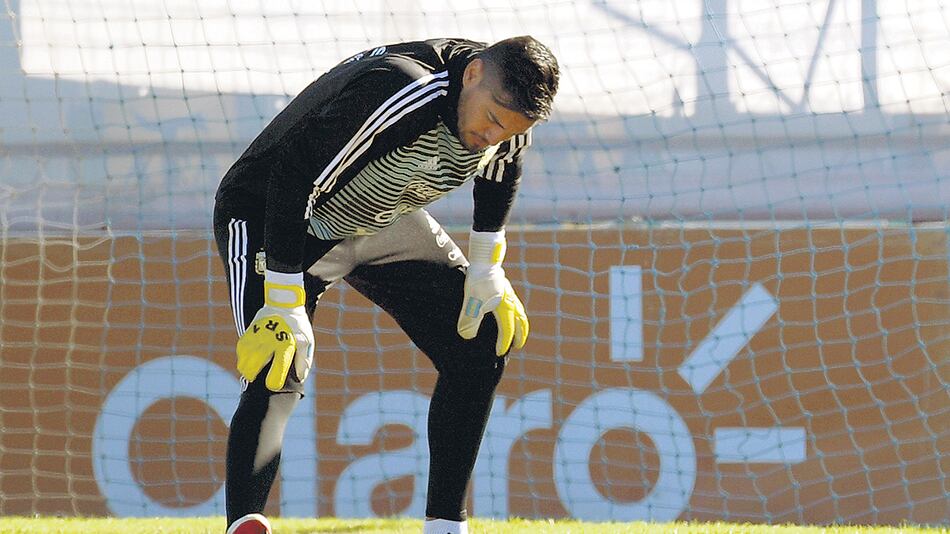 Romero se toma la rodilla derecha, la que lo marginará de la Copa del Mundo.