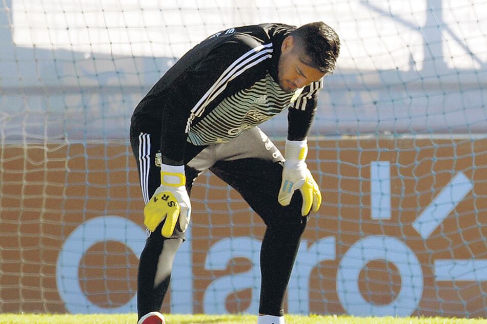 Romero se toma la rodilla derecha, la que lo marginará de la Copa del Mundo.