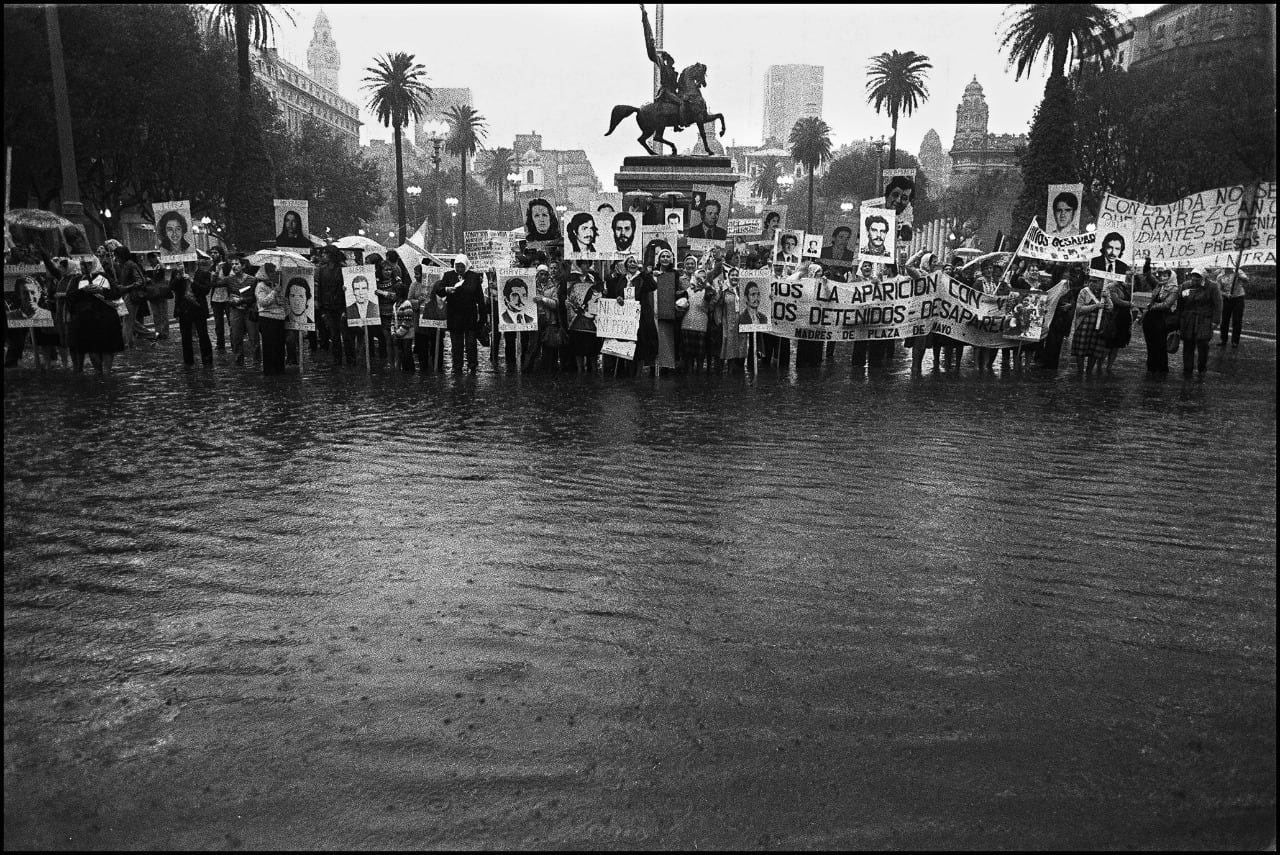 Mientras las Madres reclamaban aparición con vida en Plaza de Mayo, Isabelita estaba infiltrada entre ellas.