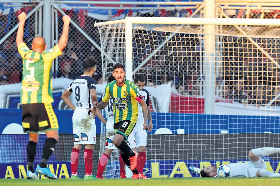 Alegre festeja el 1-0, que le dio la victoria al Tiburón en cancha de San Lorenzo.