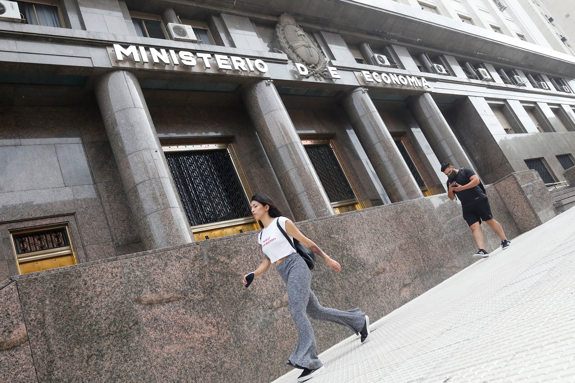 Los bancos se quejan de las regulaciones de Luis Caputo.