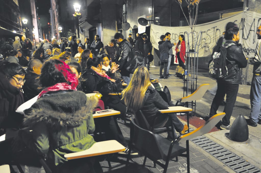 Los estudiantes tomaron la Universidad de las Madres en rechazo a la intervención que dispuso el Gobierno.