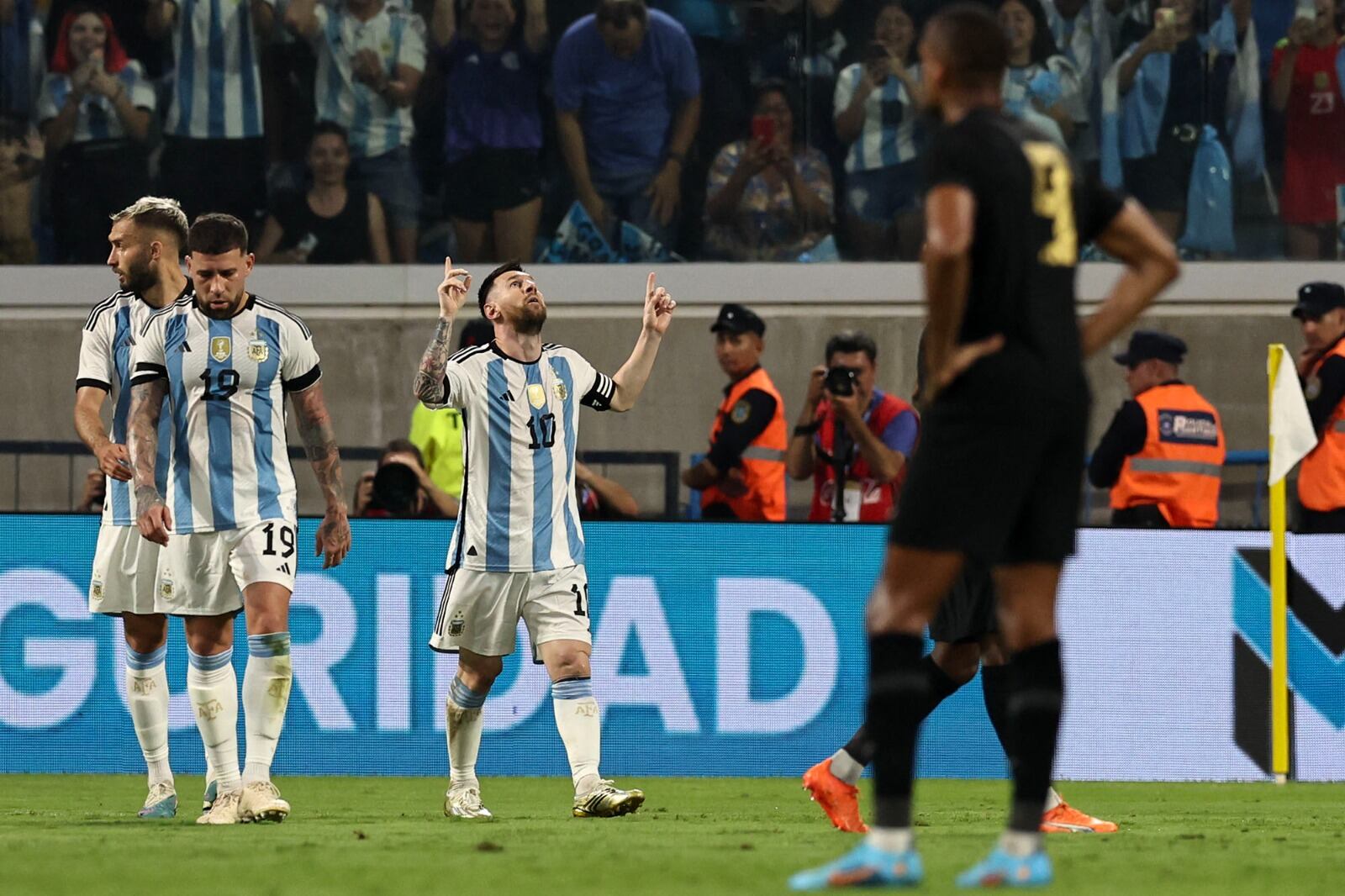 Messi celebra su gol 100 con la Selección; luego gritaría dos más