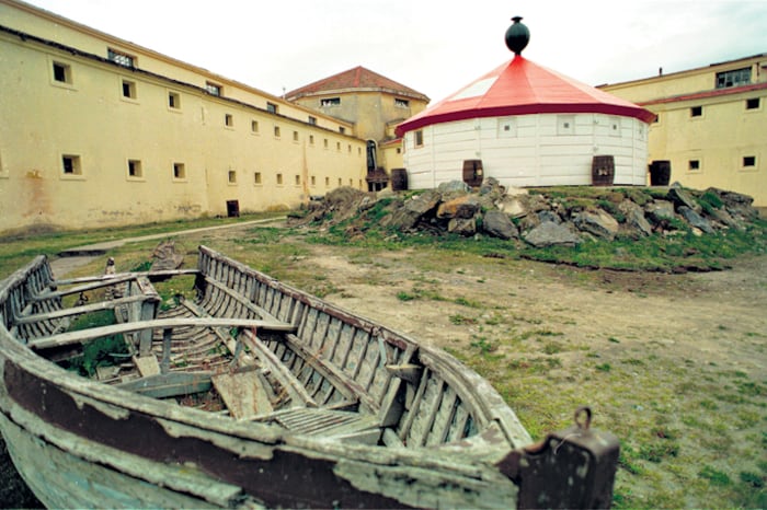 El ingreso, y el panóptico al fondo. La cárcel de Ushuaia fue por su distancia un penal de desaparecidos.