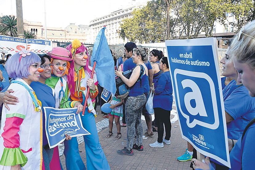 El azul simboliza la defensa de los derechos de las personas con TEA.