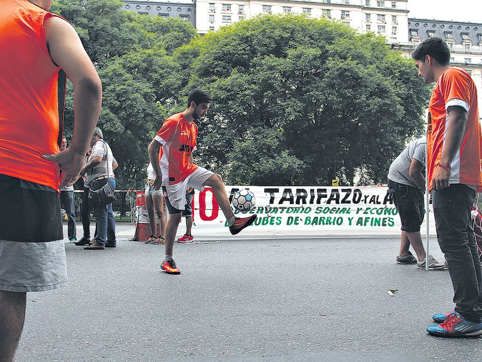 El torneo se jugó con luz natural ante el Ministerio de Energía y Minería.
