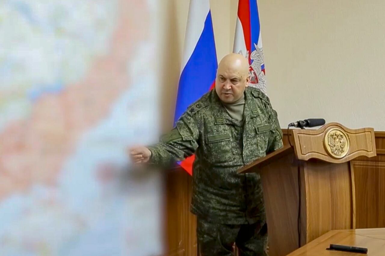 El general Sergei Surovikin, comandante de las tropas rusas en Ucrania, anuncia la retirada de Jersón.