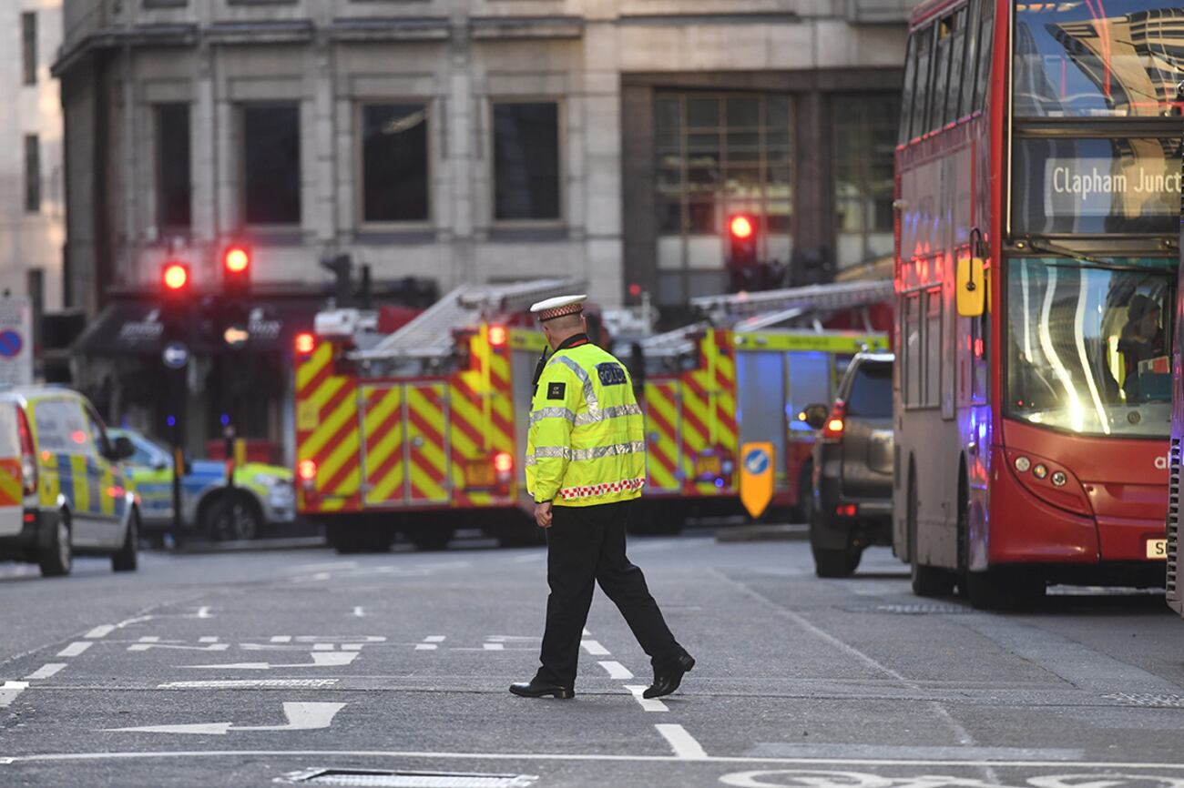 Un policía vigila la entrada al puente después del ataque.