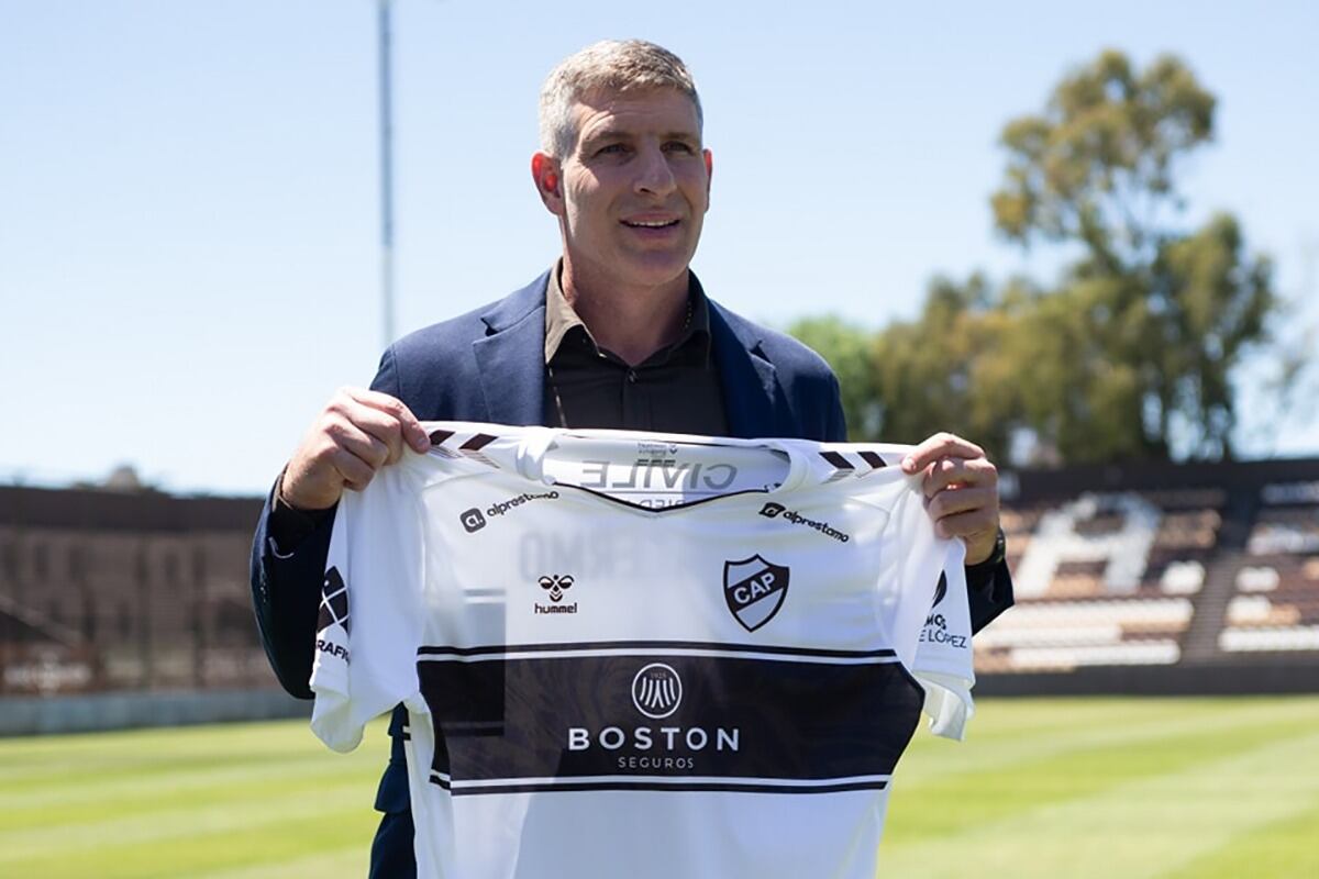 Martín Palermo posa con la camiseta de Platense, que lleva dos temporadas en Primera