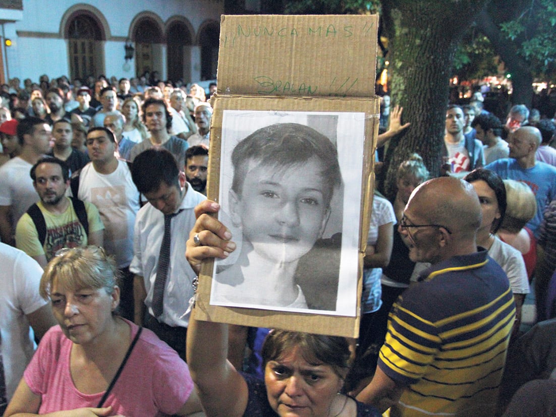 Vecinos y amigos acompañaron a la familia Aguinaco a las puertas del tribunal.