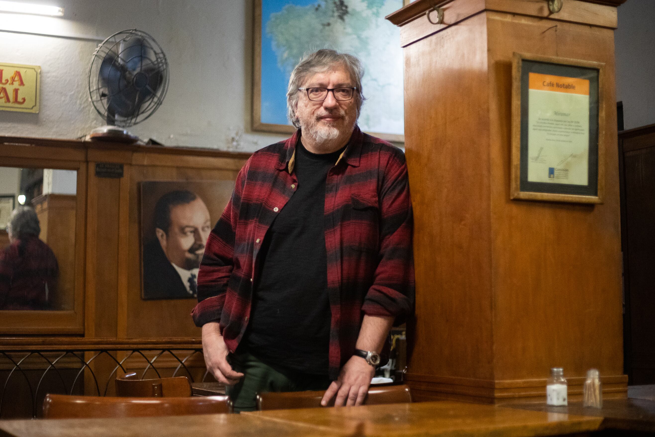 Sergio Olguín propone una historia íntima y política que fluye con naturalidad.