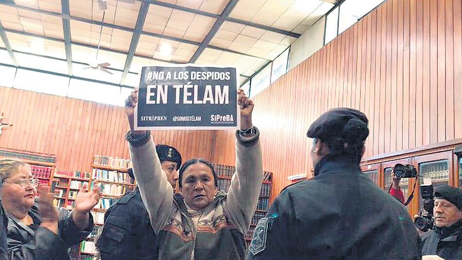 Milagro Sala mostró un cartel en solidaridad con los despedidos de la agencia estatal Télam.