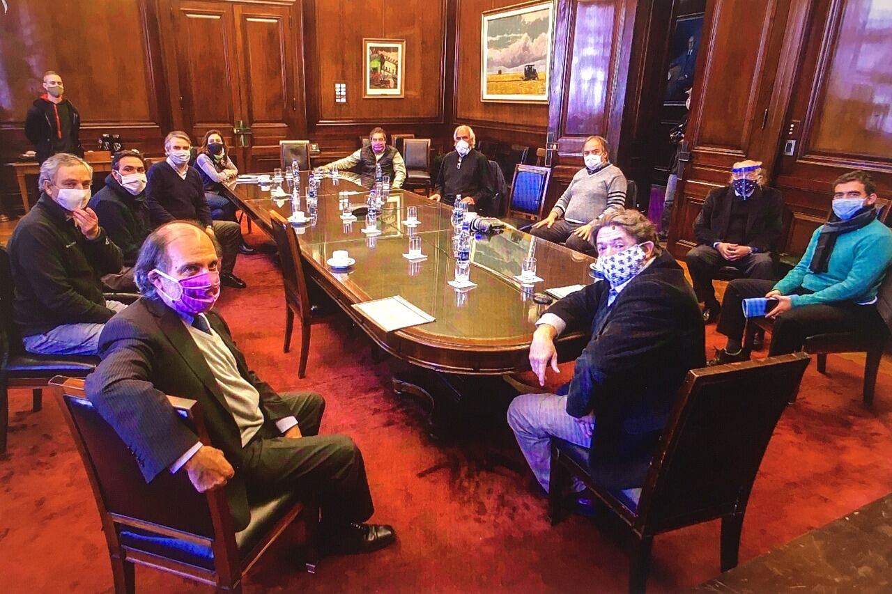 Eduardo Hecker y Claudio Lozano, del Banco Nación, con organizaciones sociales.