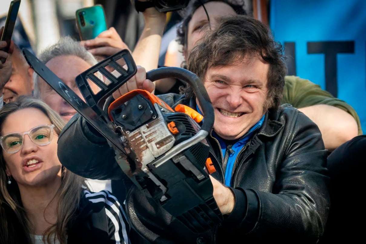 Milei y la motosierra, cuya furia descargó sobre amplias franjas de la población.