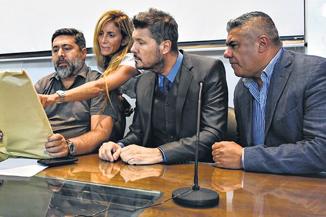 Daniel Angelici, Marcelo Tinelli y Claudio Tapia atentos a la observación de Carolina Cristinziano.