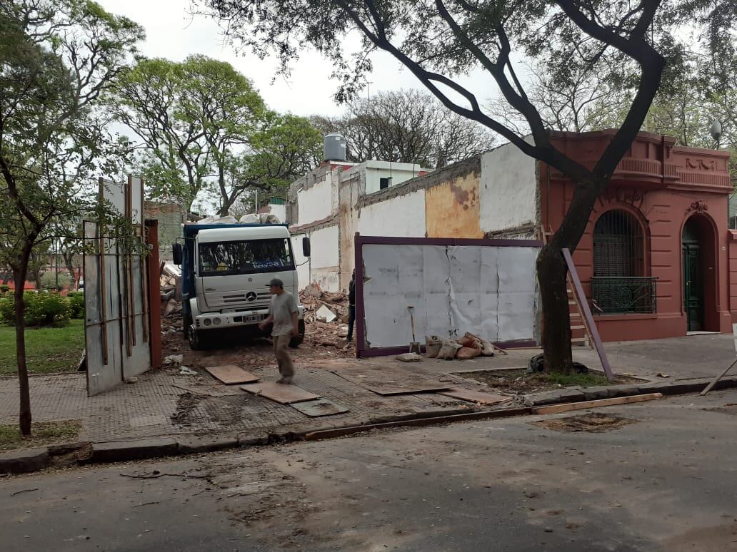 Destrucción de la casona frente a la plaza Malaver, en Villa Ortúzar.