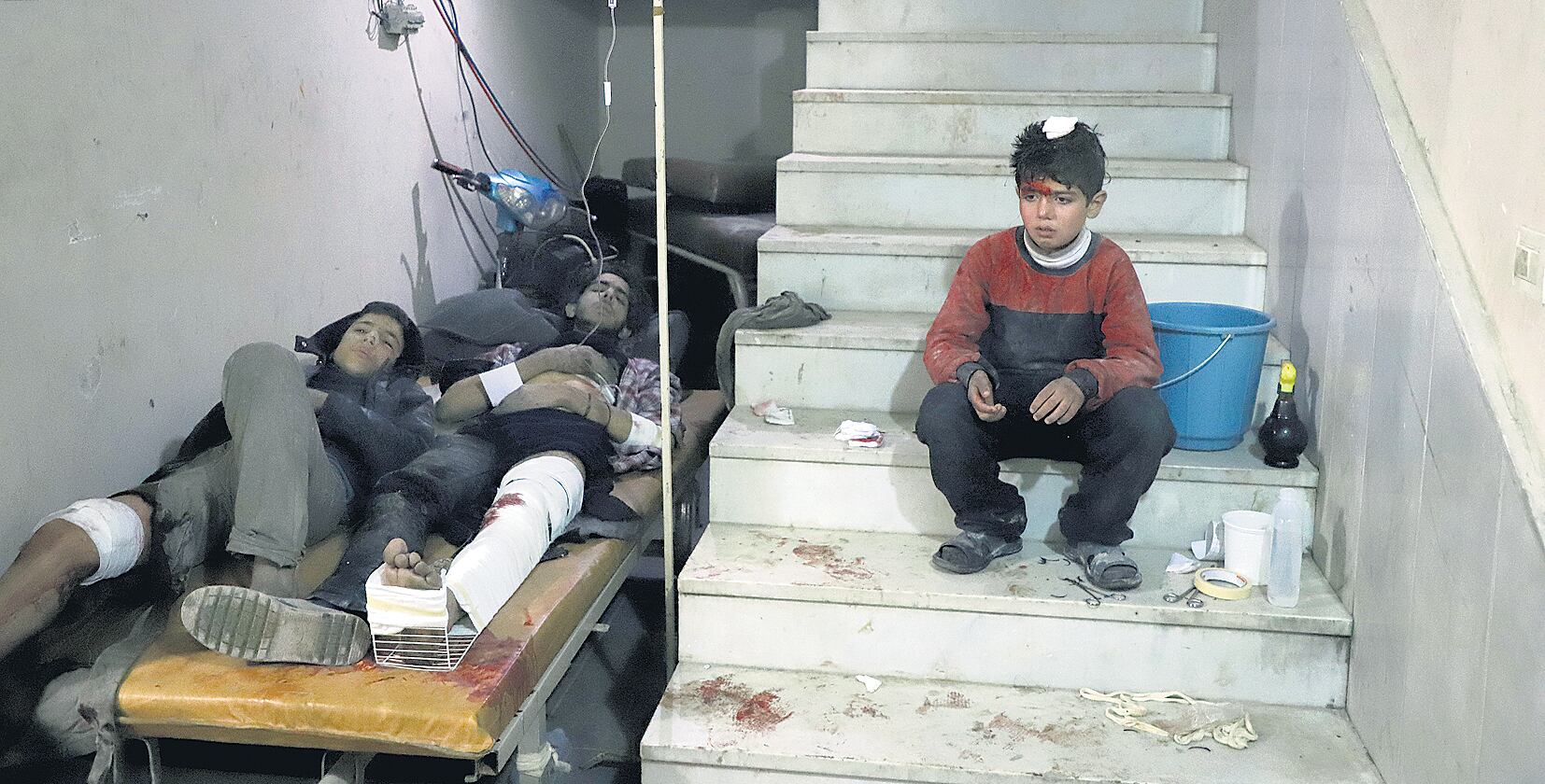 Civiles heridos reciben tratamiento en un hospital de campaña de Karf Batna, Guta oriental.