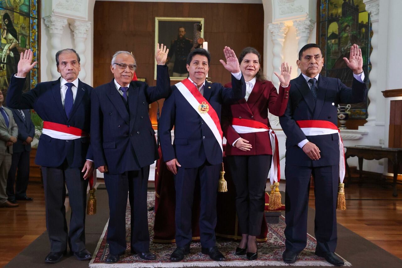 El presidente de Perú, Pedro Castillo, junto al primer ministro, Aníbal Torres, y los nuevos ministros del gabinete / Presidencia de Perú