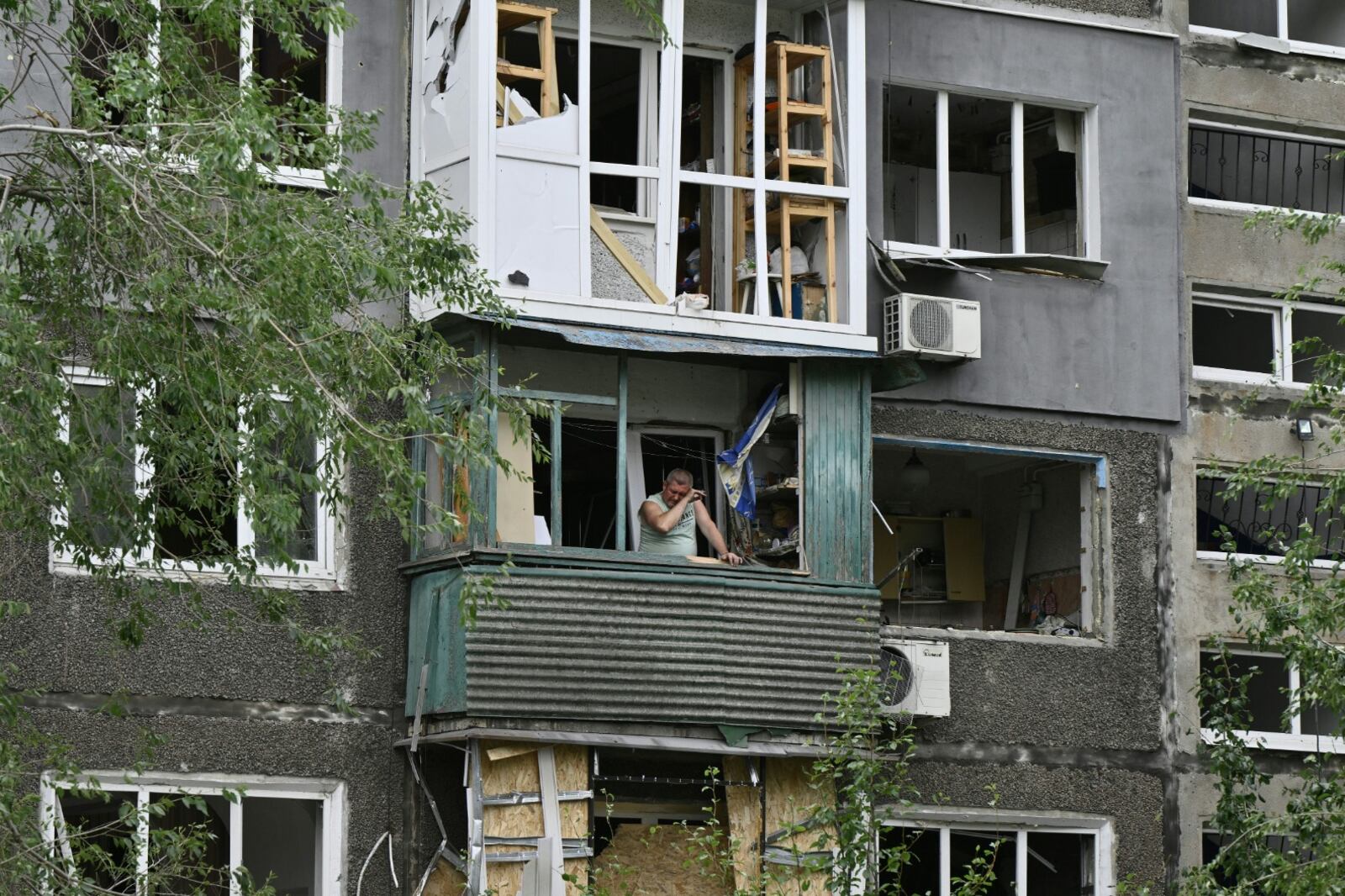 Un residente lamenta la destrucción de su hogar por un ataque ruso en la región de Donetsk
