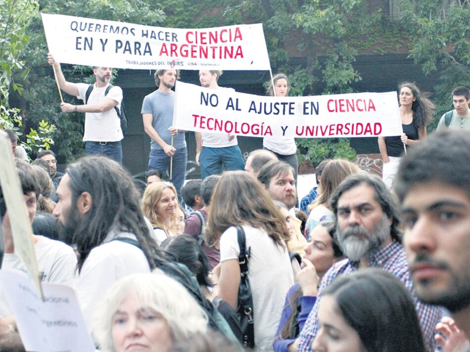 Para los científicos, la encuesta es parte del ajuste iniciado en diciembre en el Conicet.