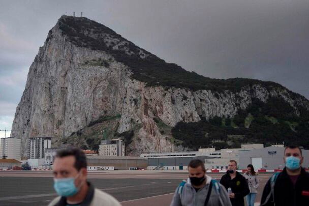 A pesar de que Gibraltar se encuentra bajo jurisdicción del Reino Unido, España no lo considera una nación sino una colonia y reclama su restitución.