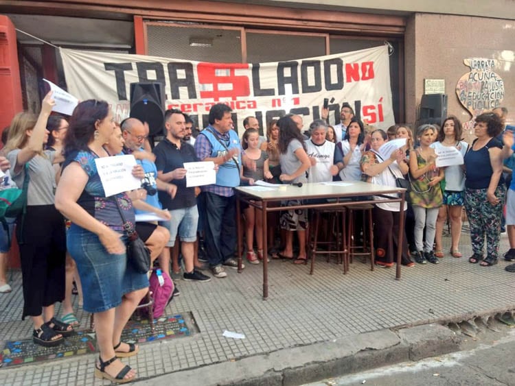 Ayer hubo un abrazo a la Escuela de Cerámica, antes del fallo que benefició a la comunidad educativa.
